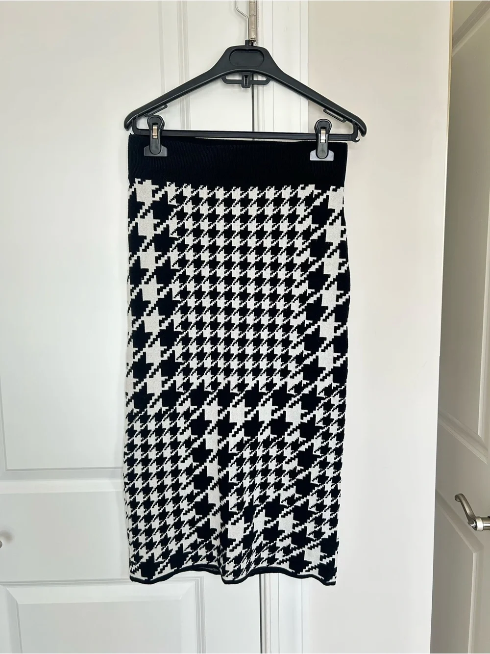 H&M Women’s Black and White Houndstooth Knit Midi Skirt